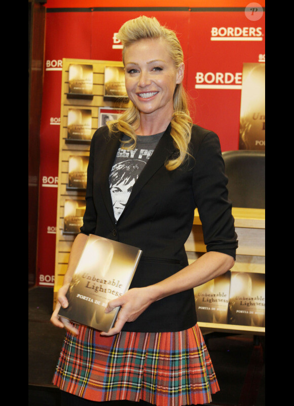 Portia de Rossi dédicace son livre Unbearable Lightness chez Borders Books ans Music le 7 décembre 2010 à New York