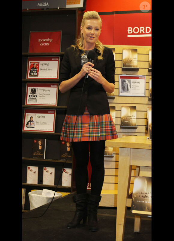 Portia de Rossi dédicace son livre Unbearable Lightness chez Borders Books ans Music le 7 décembre 2010 à New York