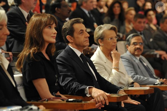 Nicolas Sarkozy prend la main de son épouse Carla Bruni lors d'un meeting en Inde, le 4 décembre 2010.