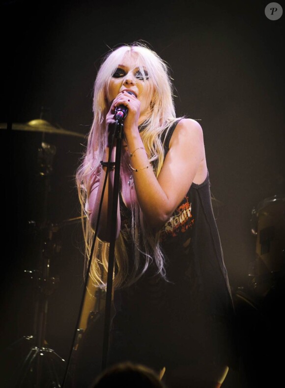 Taylor Momsen et The Pretty Reckless lors de leur concert à la Maroquinerie le 9 décembre 2010