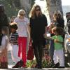 Heidi Klum, Seal et leurs enfants Leni, Henry, Johan et Lou font du shopping dans Los Angeles avant que les petits ne se rendent au karaté le 11 décembre à Los Angeles