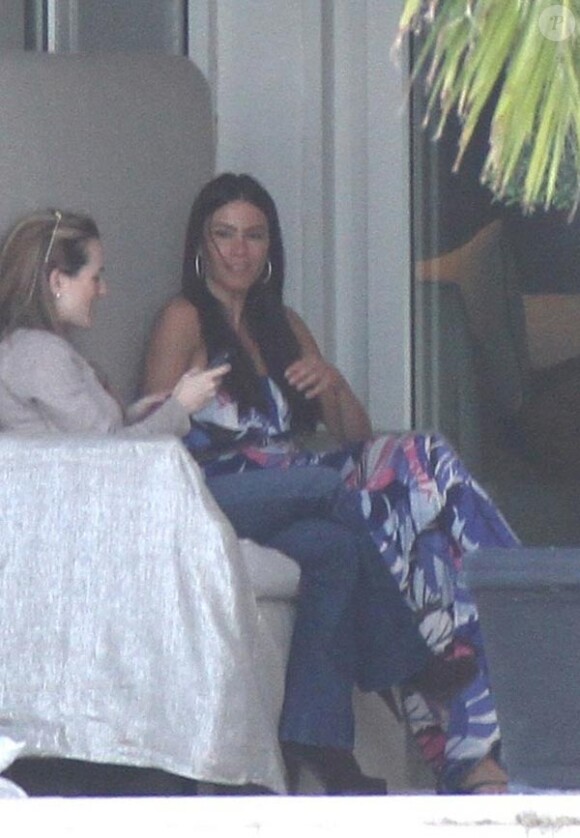 La belle Sofia Vergara en famille, à l'occasion des vacances de Thanksgiving, qu'elle a passées dans une villa de Miami, entre fin novembre et début décembre 2010.