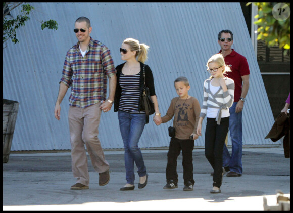 Reese Witherspoon, ses enfants Ava et Deacon, ainsi que son ami Jim Toth sortent d'une église de Santa Monica à Los Angeles après la messe le 12 décembre 2010