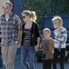Reese Witherspoon, ses enfants Ava et Deacon, ainsi que son ami Jim Toth sortent d'une église de Santa Monica à Los Angeles après la messe le 12 décembre 2010