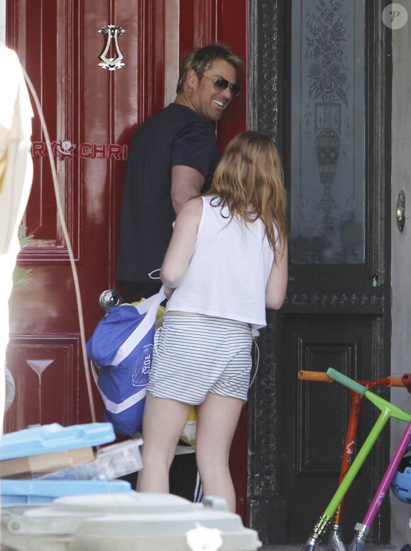 Shane Warne rentre chez lui en compagnie de sa fille Brooke à Melbourne, Victoria, en Australie le 13 décembre 2010