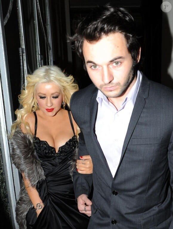 Christina Aguilera et son nouveau chéri Matthew Rutler sortent de leur hôtel pour se rendre à la première de Burlesque le 13 décembre 2010 à Londres