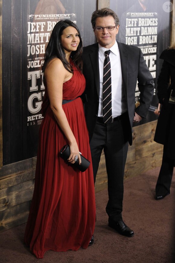 Luciana Barroso et Matt Damon, à l'occasion de l'avant-première de True Grit, qui s'est tenue au Ziegfeld Theatre de New York, le 14 décembre 2010.