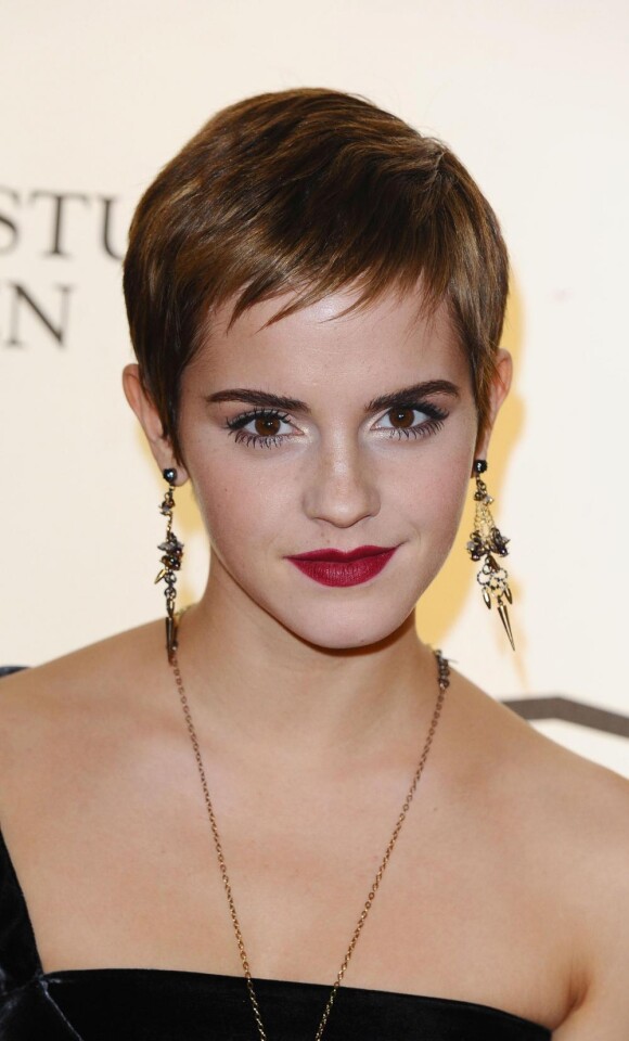 Emma Watson mise sur un rouge foncé.