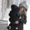 Elin Nordegren est rentrée en Suède pour les fêtes de fin d'année, qu'elle passera en famille. L'ex-épouse de Tiger Woods promenait son fils Charlie, 20 mois, dans Stockholm le 19 décembre 2010.