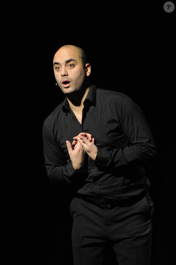 Jérôme Commandeur sera jusqu'au 8 janvier 2011 sur la scène du Splendid pour jouer son spectacle Jérôme Commandeur se fait discret.