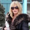 Goldie Hawn ne quitte plus sa bouteille d'eau en vacances à Aspen, le 21 décembre 2010.