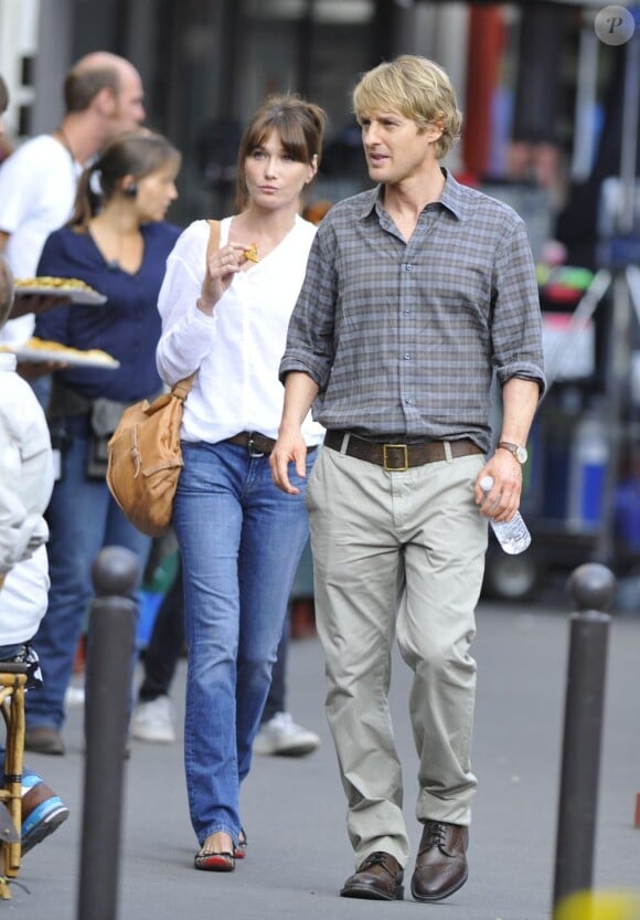 Carla Bruni et Owen Wilson, en tournage, se donnent la réplique dans le nouveau film de Woody Allen, Minuit à Paris.