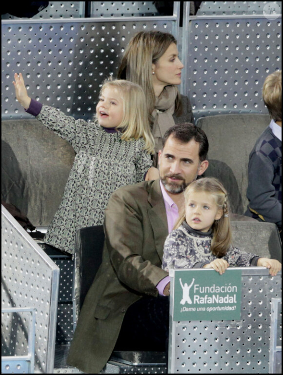 Letizia d'Espagne et Felipe, avec leurs petites Leonor et Sofia, à Madrid, lors d'un match d'exhibition caritatif entre Rafael Nadal et Roger Federer. 22/12/2010