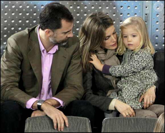 Letizia d'Espagne et Felipe, avec leurs petites Leonor et Sofia, à Madrid, lors d'un match d'exhibition caritatif entre Rafael Nadal et Roger Federer. 22/12/2010