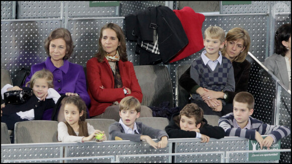 La reine Sofia, ses filles Cristina et Elena, et leurs enfants, à Madrid, lors d'un match d'exhibition caritatif entre Rafael Nadal et Roger Federer. 22/12/2010