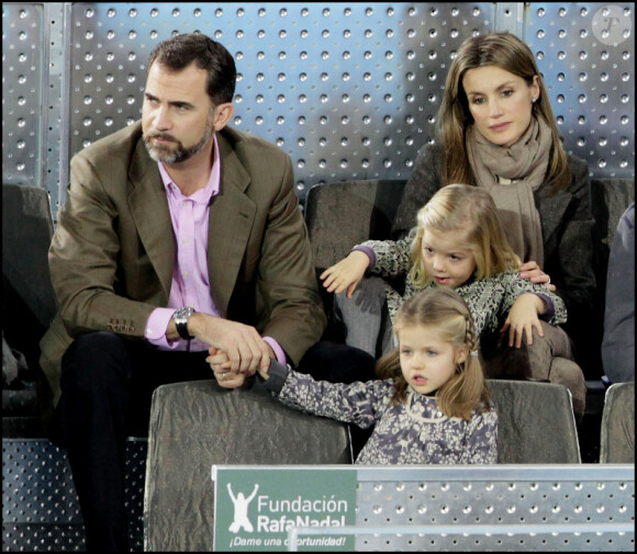 Letizia d'Espagne et Felipe, avec leurs petites Leonor et Sofia, à Madrid, lors d'un match d'exhibition caritatif entre Rafael Nadal et Roger Federer. 22/12/2010