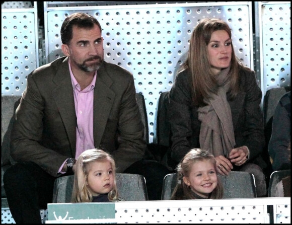 Felipe et Letizia d'Espagne sont avec leurs fillettes à Madrid, lors d'un match d'exhibition caritatif entre Rafael Nadal et Roger Federer. 22/12/2010