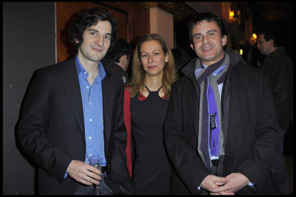 Manuel Valls et sa femme Anne à la générale du spectacle Enfin sur scène ?, de Gaspard Proust, le 16 décembre 2010.
