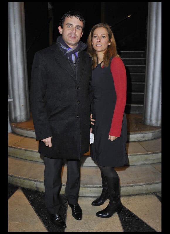 Manuel Valls et son épouse Anne à la générale du spectacle Enfin sur scène ?, de Gaspard Proust, le 16 décembre 2010.