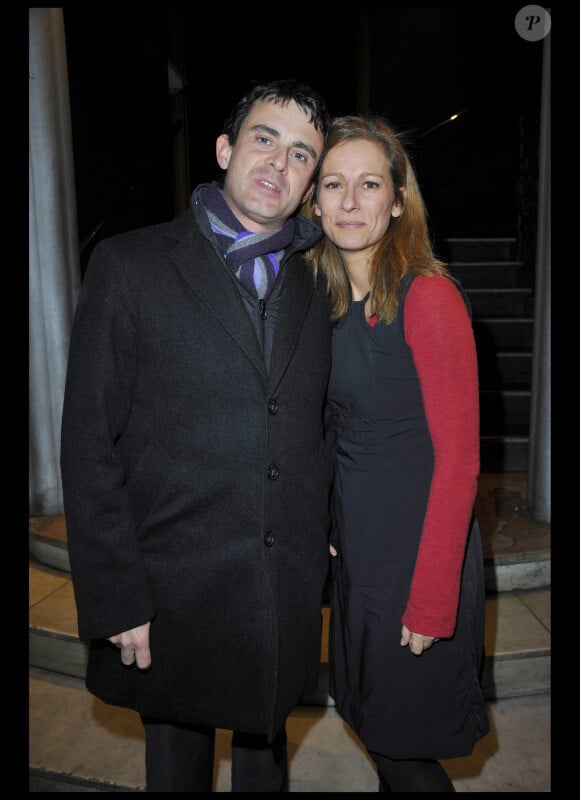Manuel Valls et son épouse Anne à la générale du spectacle Enfin sur scène ?, de Gaspard Proust, le 16 décembre 2010.