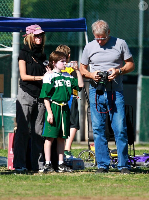 Harrison Ford et Calista Flockhart en novembre 2010 avec le petit Liam