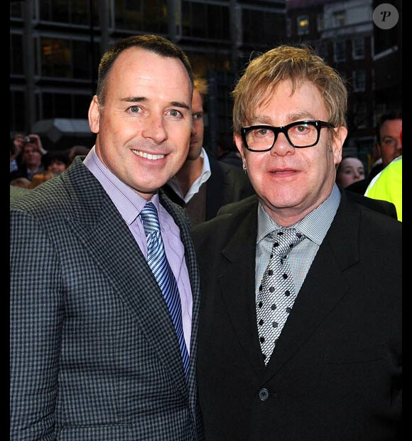 Elton John et son compagnon David Furnish posent lors de l'anniversaire de la cinquième année de succès de la comédie musicale Billy Elliot en mars 2010 à Londres