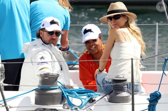 Oprah Winfrey et Russell Crowe sur un yacht dans la baie de Sydney, en compagnie de la femme de l'acteur australien Danielle Spencer, le 13 décembre 2010