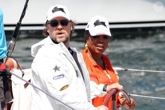 Oprah Winfrey et Russell Crowe sur un yacht dans la baie de Sydney, en compagnie de la femme de l'acteur australien Danielle Spencer, le 13 décembre 2010