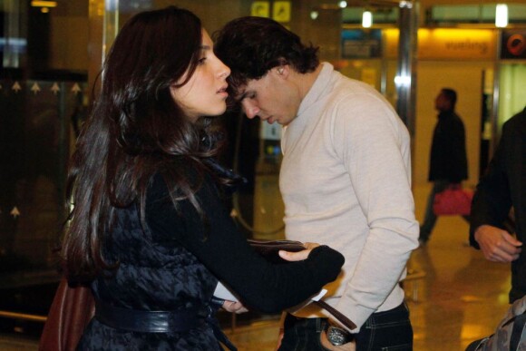 Rafael Nadal et sa bien-aimée Xisca, à leur arrivée à l'aéroport de Palma de Majorque, le 29 décembre 2010.