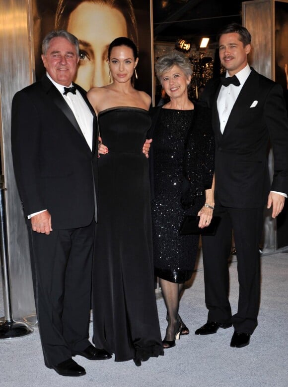 Brad Pitt, Angelina Jolie et les parents du comédien en 2008 lors de la première de Benjamin Button