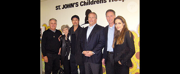 Angelina Jolie, Brad Pitt ses parents et son frère ont visité l'hôpital St John's dans le Missouri mercredi 29
