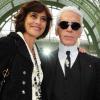 Inès de la Fressange et Karl Lagerfeld au défilé Chanel à paris, le 5 octobre 2010.