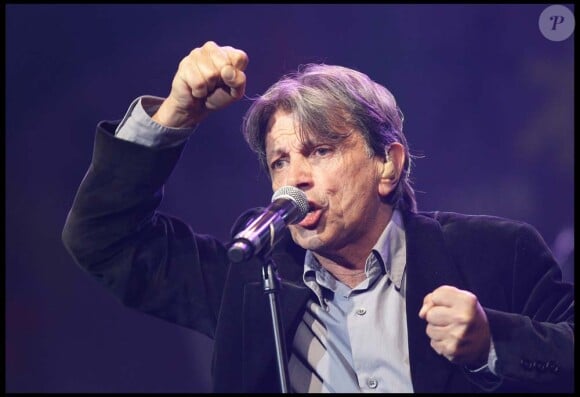 Hervé Vilard chante pendant le meeting pour la fraternité de Ségolène Royal, le 27 septembre 2008