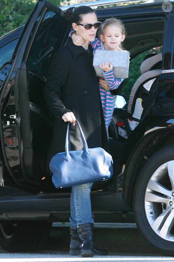Jennifer Garner et Violet ont sorti leurs jolis sacs ! (4 janvier 2011 à Los Angeles)