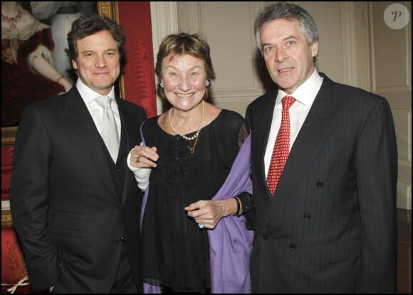 Colin Firth, Marisa Bruni-Tedeschi et Sir Peter Westmacott à la réception organisée à la résidence privée de l'Ambassadeur de Grande-Bretagne, à Paris, après la projection du Discours d'un Roi. 4/01/2011
