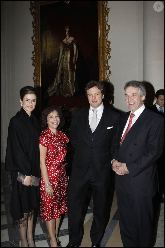 Colin Firth et son épouse, ainsi que Sir Peter Westmacott et sa femme à la réception organisée à la résidence privée de l'Ambassadeur de Grande-Bretagne, à Paris, après la projection du Discours d'un Roi. 4/01/2011
