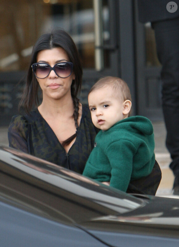 Kourtney Kardashian avec son fils (8 janvier 2011 à Beverly Hills)