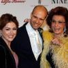 Edoardo Ponti avec sa femme Sasha Alexander en compagnie de Sophia Loren lors de la première de Nine à Rome en janvier 2010
