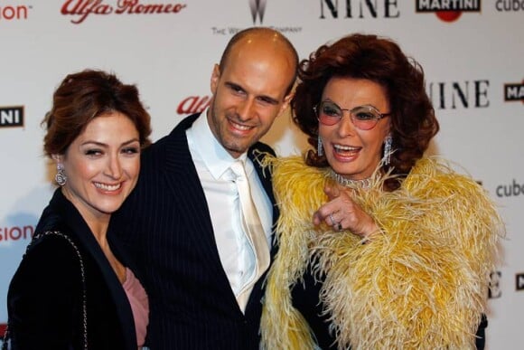 Edoardo Ponti avec sa femme Sasha Alexander en compagnie de Sophia Loren lors de la première de Nine à Rome en janvier 2010