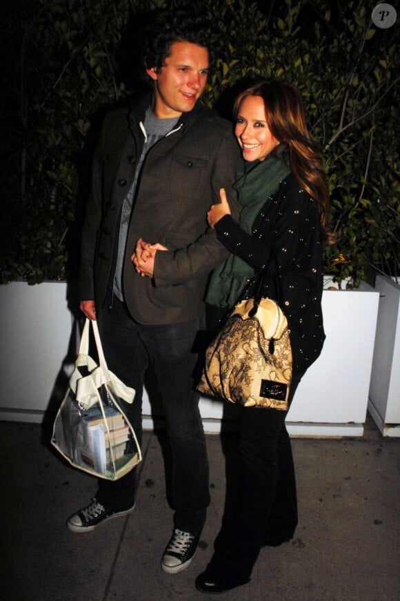 Jennifer Love Hewitt, heureuse aux bras de son petit-ami Alex Beh le 12 janvier 2011 à Los Angeles