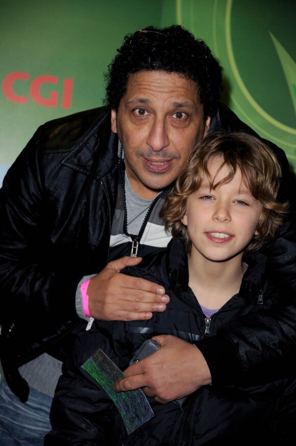 Smaïn et son fils Rayan à Bercy, pour assister au spectacle Saltimbanco, le 13 janvier 2011.