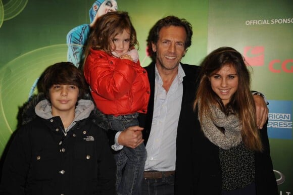 Stéphane Freiss et ses trois enfants à Bercy, pour assister au spectacle Saltimbanco, le 13 janvier 2011.