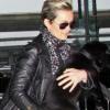 Johnny Hallyday, Laeticia, leurs filles Jade et Joy et leur nouveau chien Santos en partance pour L.A à l'aéroport de Roissy.