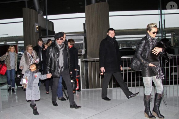 Johnny Hallyday, Laeticia, leurs filles Jade et Joy et leur nouveau chien Santos en partance pour L.A à l'aéroport de Roissy.