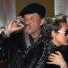 Johnny Hallyday, Laeticia, leurs filles Jade et Joy et leur nouveau chien Santos en partance pour L.A à l'aéroport de Roissy. Le Taulier est à la Badoit !