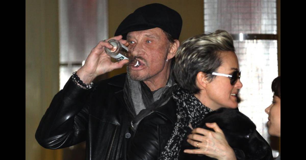 Johnny Hallyday Laeticia Leurs Filles Jade Et Joy Et Leur Nouveau Chien Santos En Partance Pour L A A L Aeroport De Roissy Le Taulier Est A La Badoit Purepeople