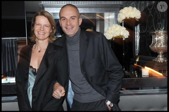 Laurent Weil et sa bien-aimée lors de la soirée Chez Castel pour le nouvel an russe, organisée par la marque de vodka Smirnoff, le 13 janvier 2011 à Paris