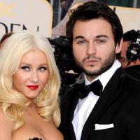 Christina Aguilera chute aux Golden Globes... Trop serrée dans sa robe ?