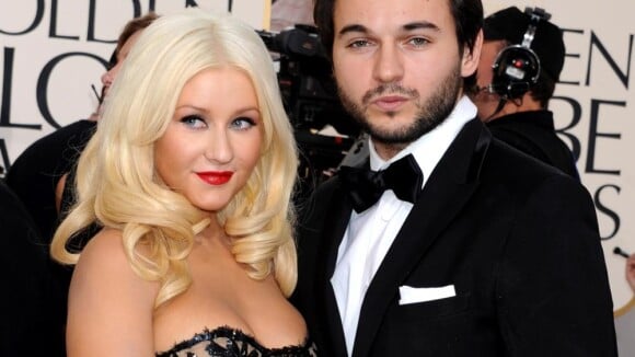 Christina Aguilera chute aux Golden Globes... Trop serrée dans sa robe ?
