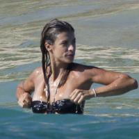 Elisabetta Canalis : Incroyablement sensuelle en trikini sur la plage !